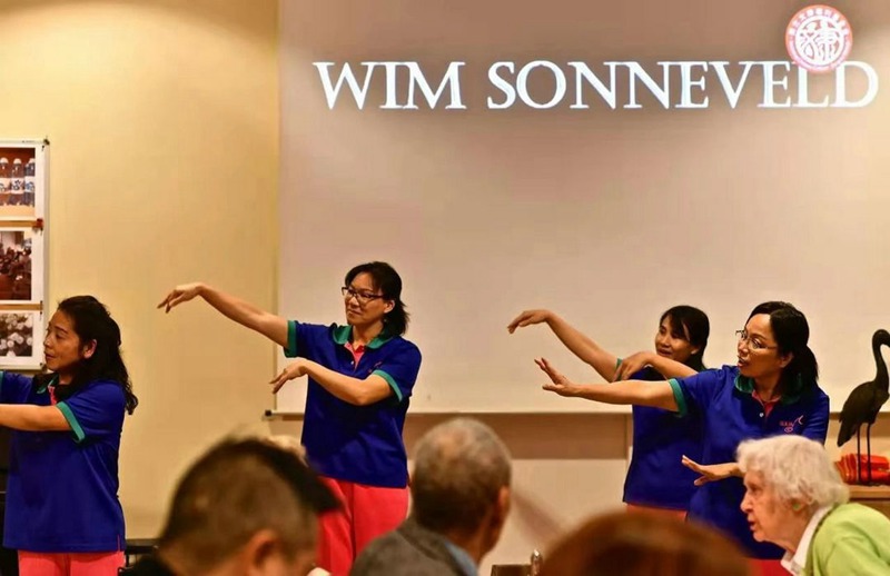 荷兰文康福利基金会再办敬老活动，华洋老人们欢聚一堂品尝中式美食