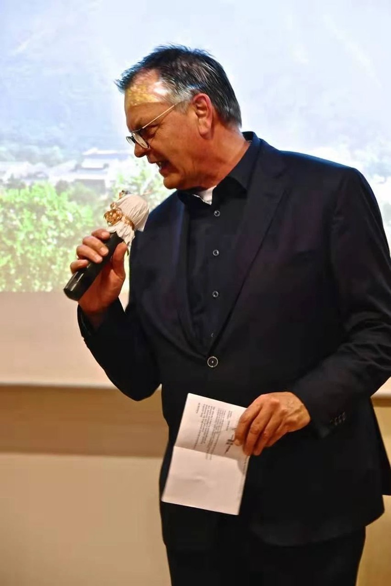 荷兰文康福利基金会再办敬老活动，华洋老人们欢聚一堂品尝中式美食