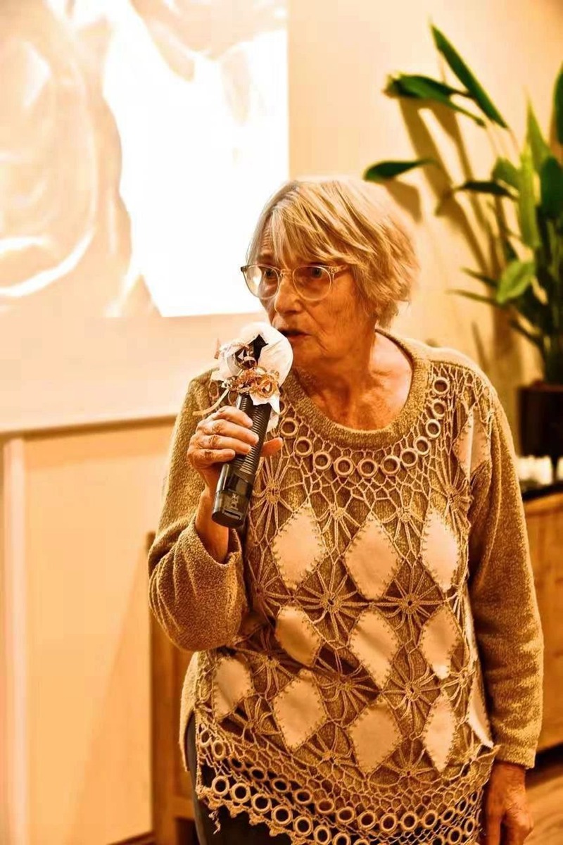 荷兰文康福利基金会再办敬老活动，华洋老人们欢聚一堂品尝中式美食