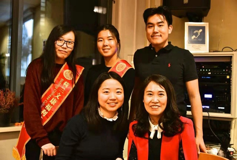 荷兰文康福利基金会再办敬老活动，华洋老人们欢聚一堂品尝中式美食