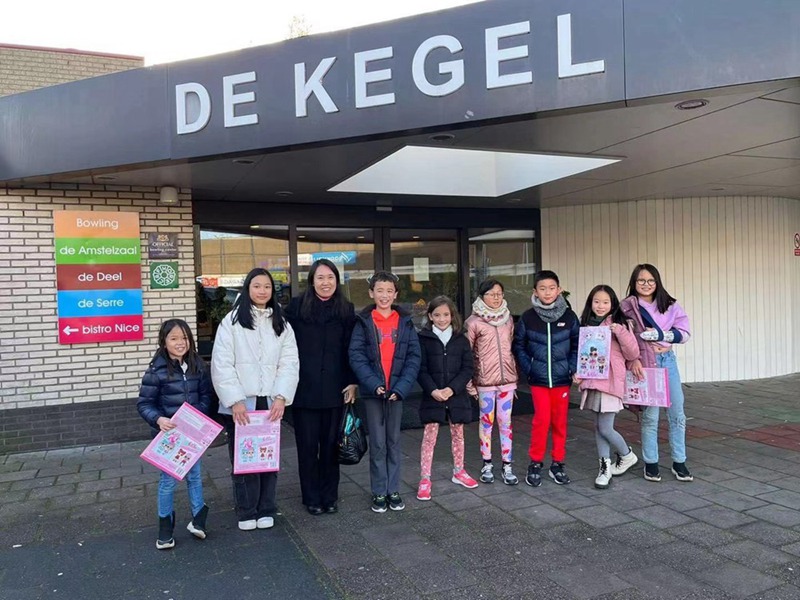 孩子跟柯校长合影