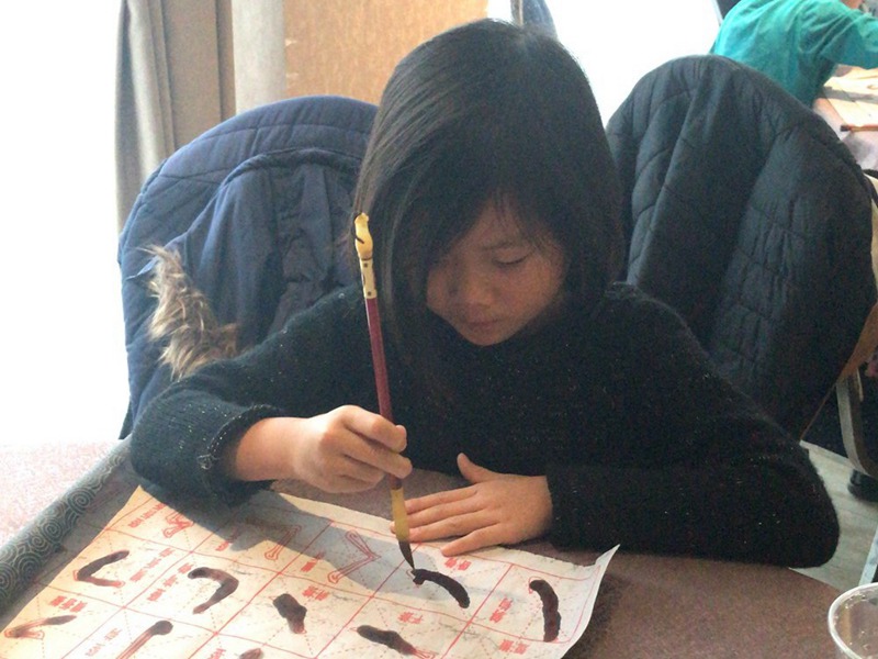 学生全神贯注练习书法